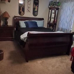 Moving Sale: Bedroom Suite, Matching Coffee And End Table, Lamps, Home Decor