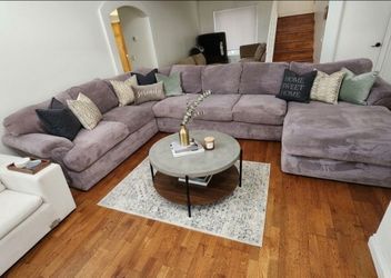 OBO**MASSIVE Living Spaces Gray Sectional in Excellent Condition!