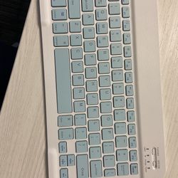 Bluetooth wireless keyboard. USB c rechargeable