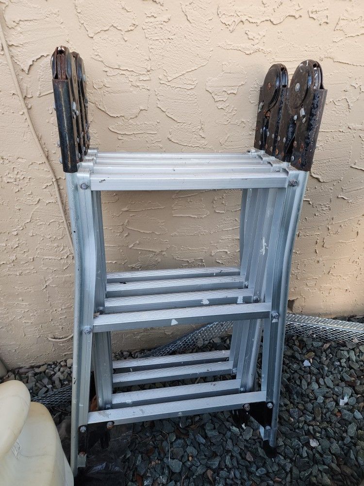 Foldable 12' Ladder