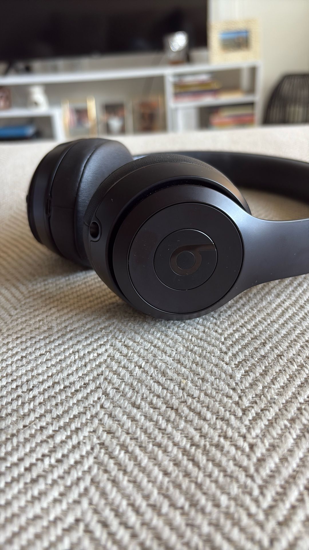 Beats Solo3 Wireless On-Ear Headphones - Apple W1 Headphone Chip, Class 1 Bluetooth, 40 Hours of Listening Time, Built-in Microphone - Black