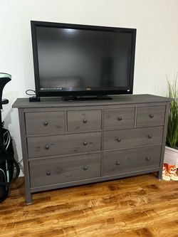 8-Drawer Dresser & Nightstand