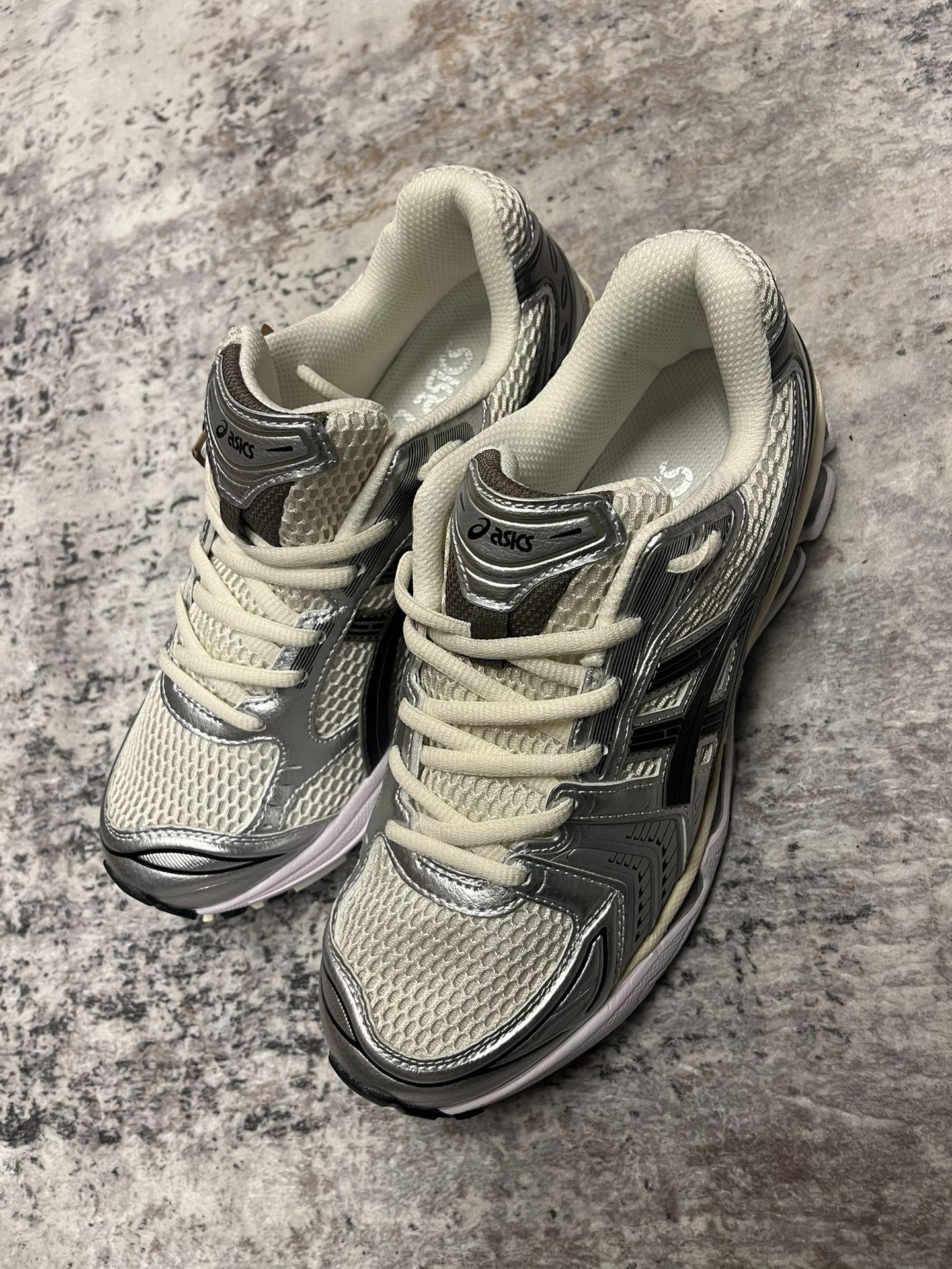 ASICS Gel-Kayano 14 Men’s Size 9.5 in Cream.