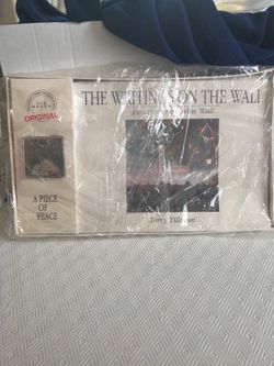The Writings on the Wall: Peace at the Berlin Wall-Signed with an Authentic... (Soft cover)