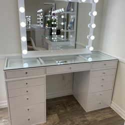 Beautiful Makeup Vanity Mirror Table - Clearance