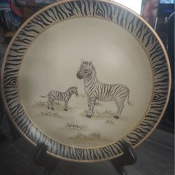 Decorating plate.
 Beautiful. Does not.
 Come with stand.