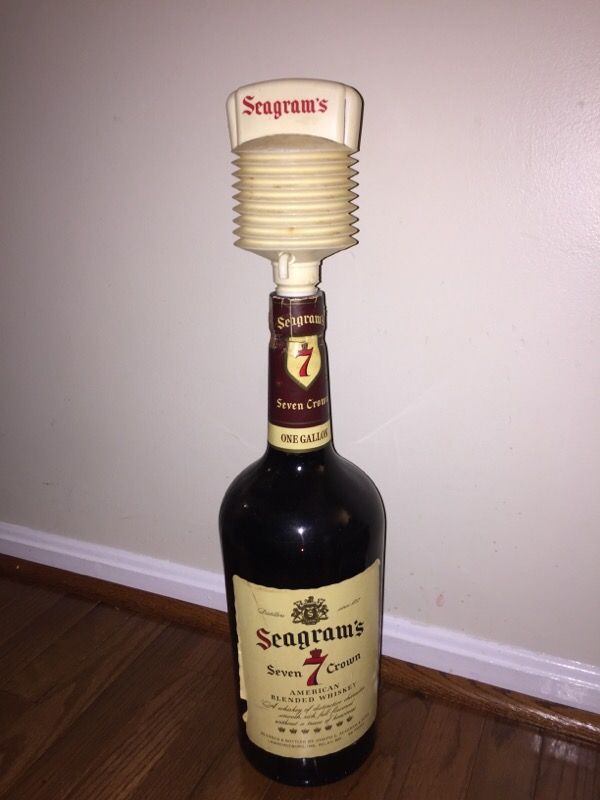 VINTAGE SEAGRAM'S 7 CROWN ONE GALLON GLASS BOTTLE & PUMP