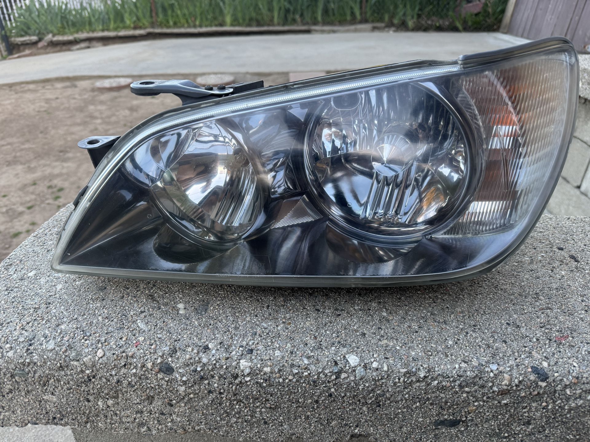 Lexus IS300 Headlight
