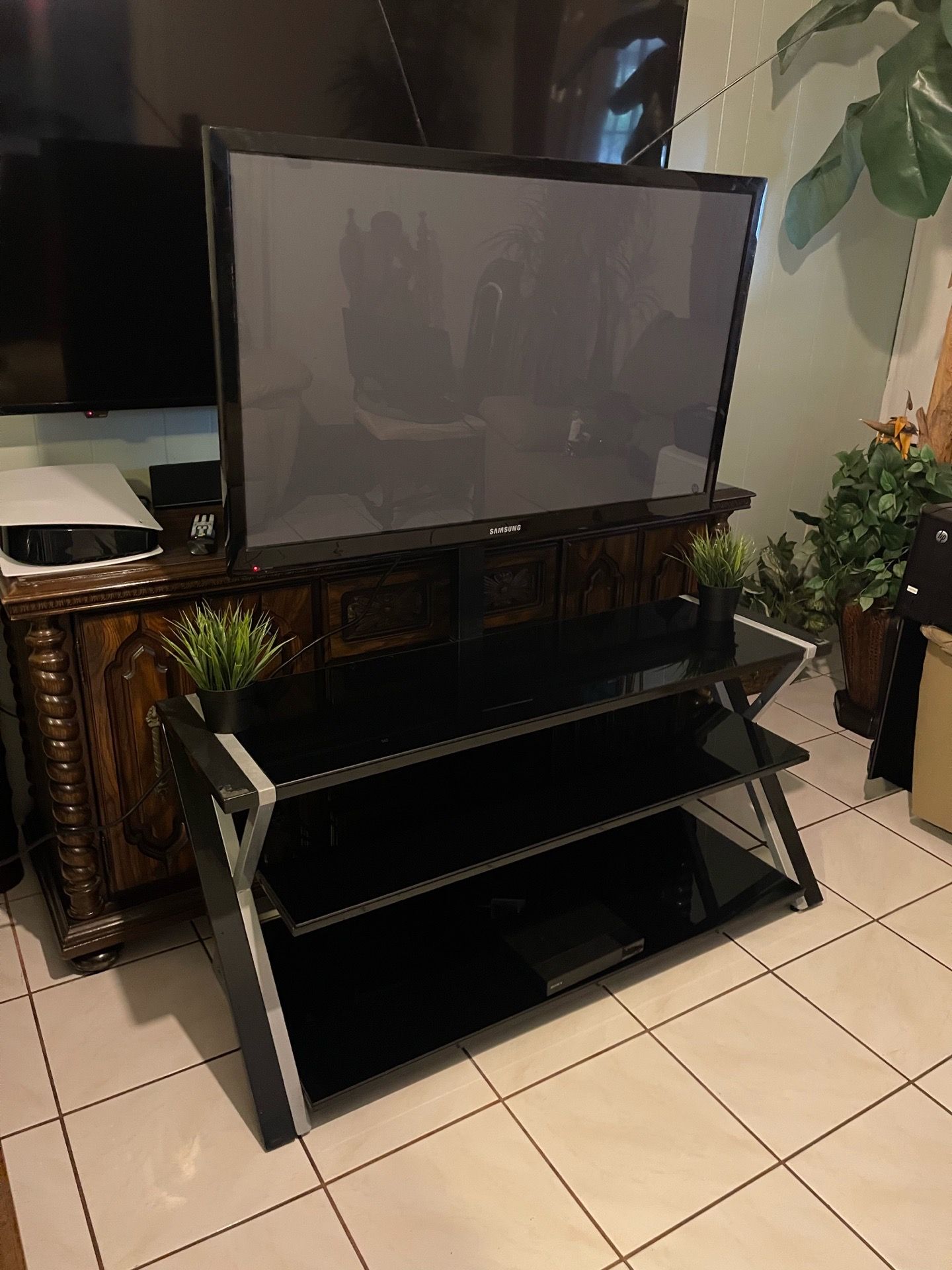 Free….Samsung 50” Not Smart TV 📺 w/table….Free