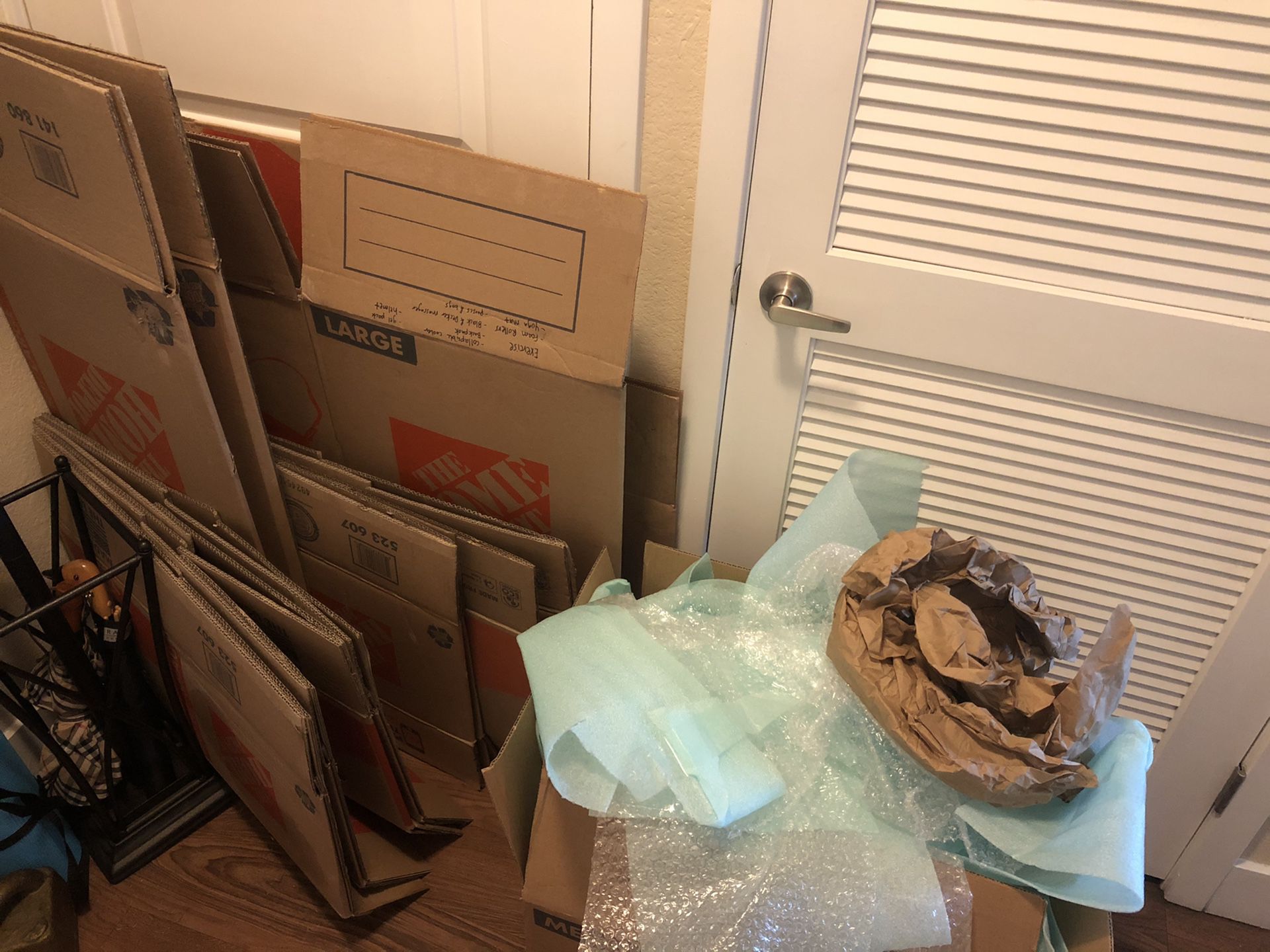 Free moving boxes and packing material