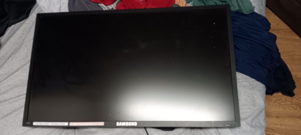 43" Samsung TV w/ Wall Mount