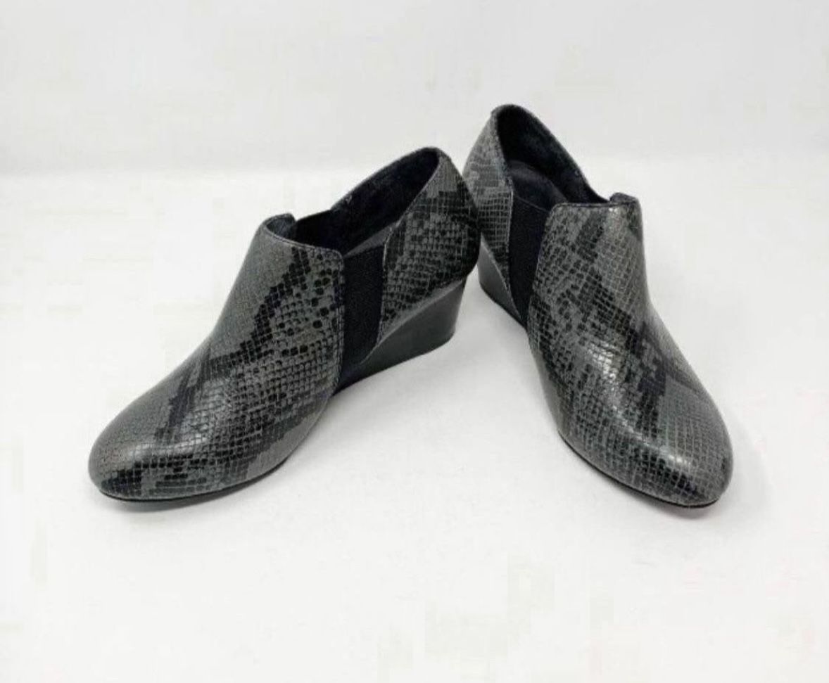 NEW Vionic Black/Gray Ankle Boot Women's Size