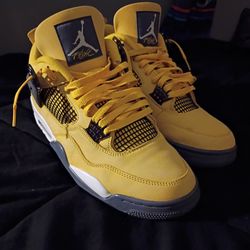 Air Jordan 4 Retro Lightning SIZE 12 + Crease Protectors 