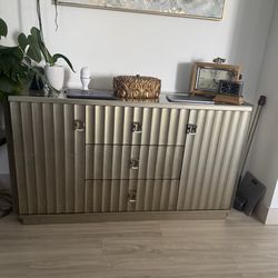 Furniture / side board