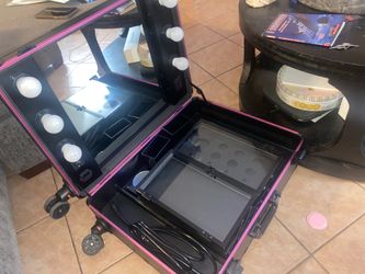 Mobile, rolling makeup case with lights
