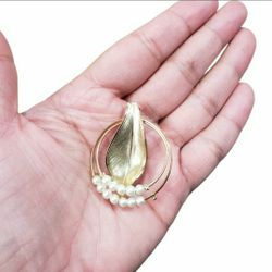 Vintage Faux Gold Leaf & Pearls Pin 