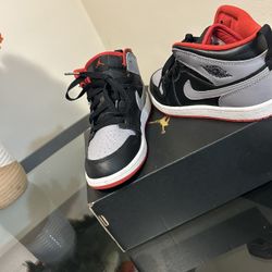 Jordan 1 Black /cement Grey-fire Red (size 2.5)
