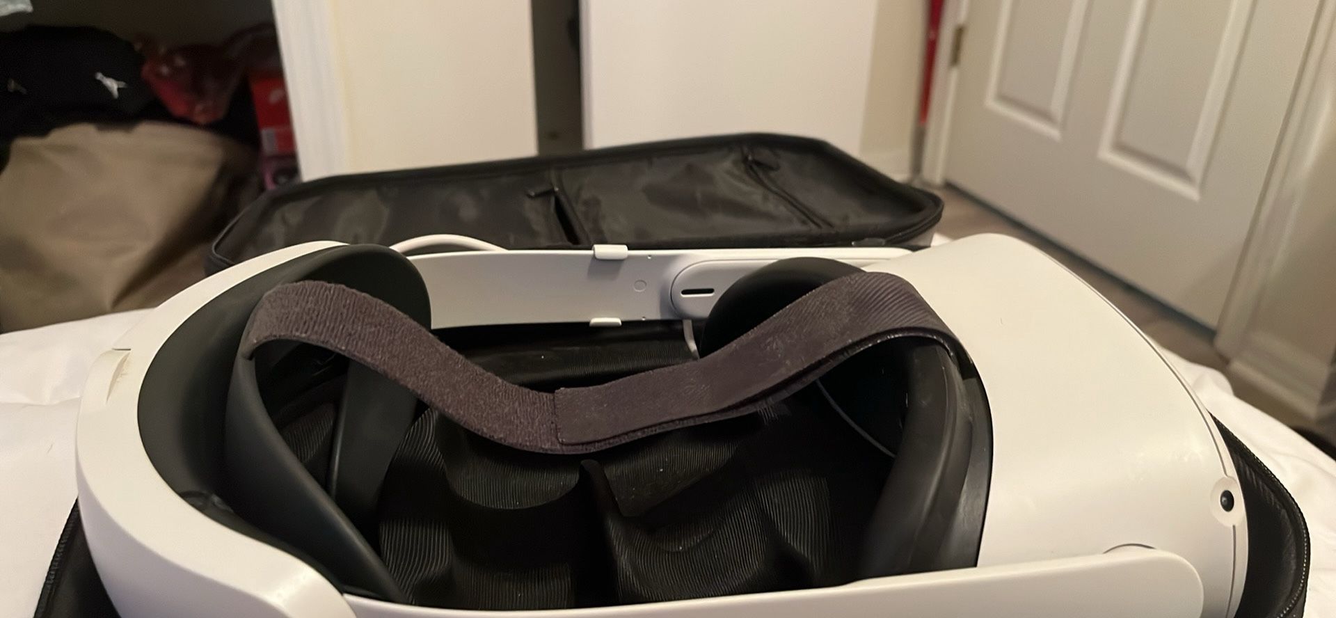 Meta quest 2 just the headset with the elite strap rhat comes with extra battery