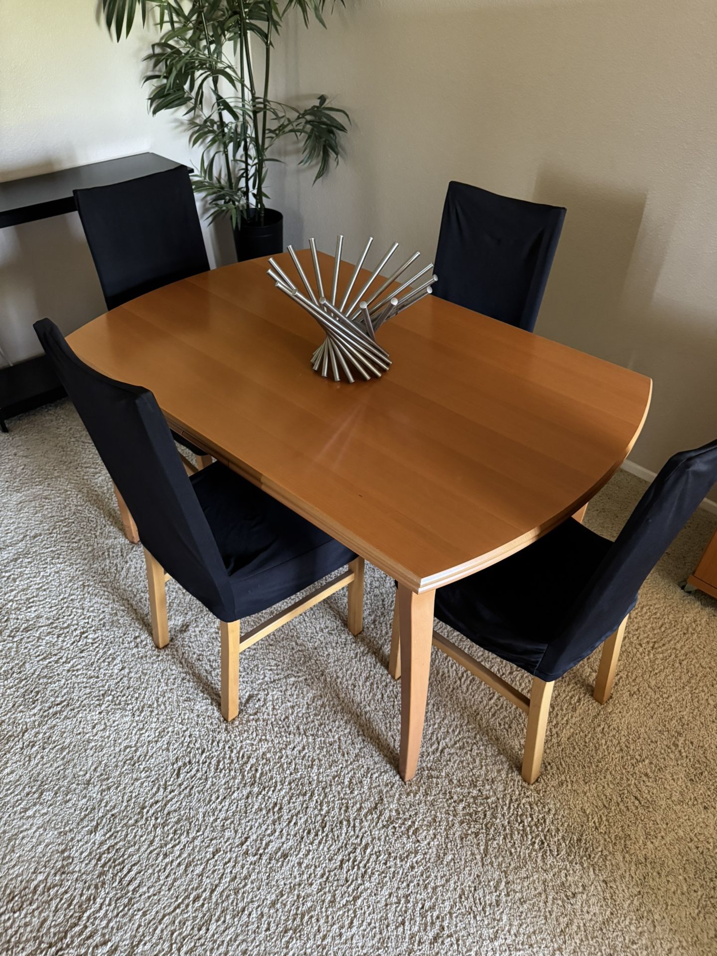 Expandable Dinning Room Table / Chairs