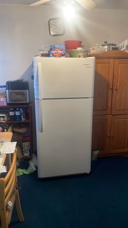 Frigidaire White Top-Freezer Refrigerator