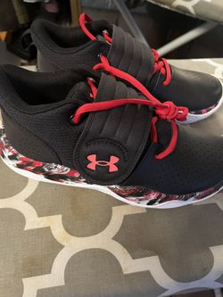 Boys Size 4 Under Armor Basketball Shoes
