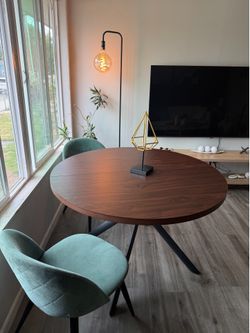 Table with two chairs, used for 5 months.