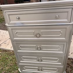 Dresser With 5 drawers