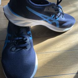 OASICS tennis shoe  - size 11 men’s - semi new