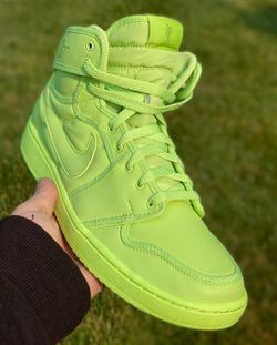 Eilish’s Air Jordan 1 KO Glow In The Dark