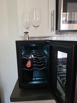 Wine Enthusiast 6-Bottle Wine Cooler – Excellent Condition