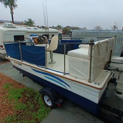 Selling 17ft Fiberglass Pontoon Boat 