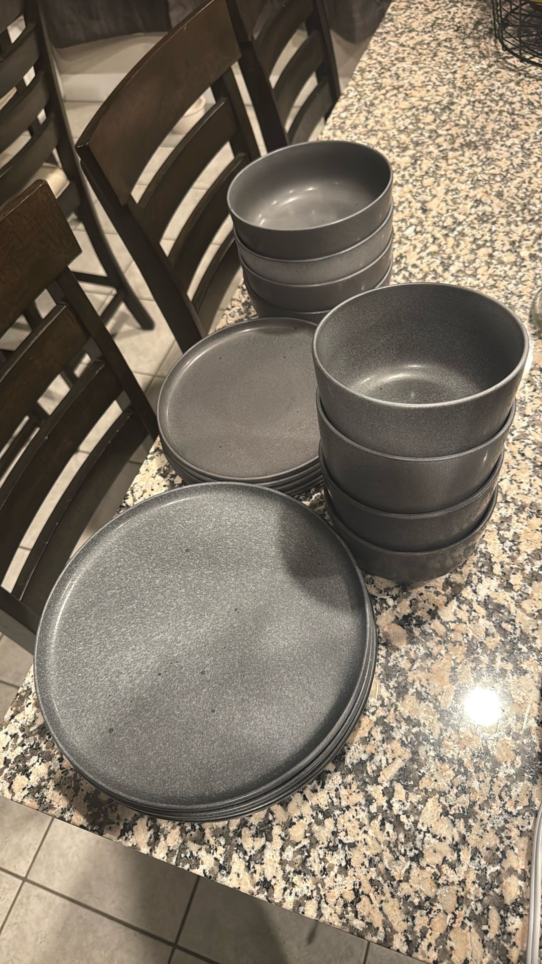 16 Piece plate And Bowl Set
