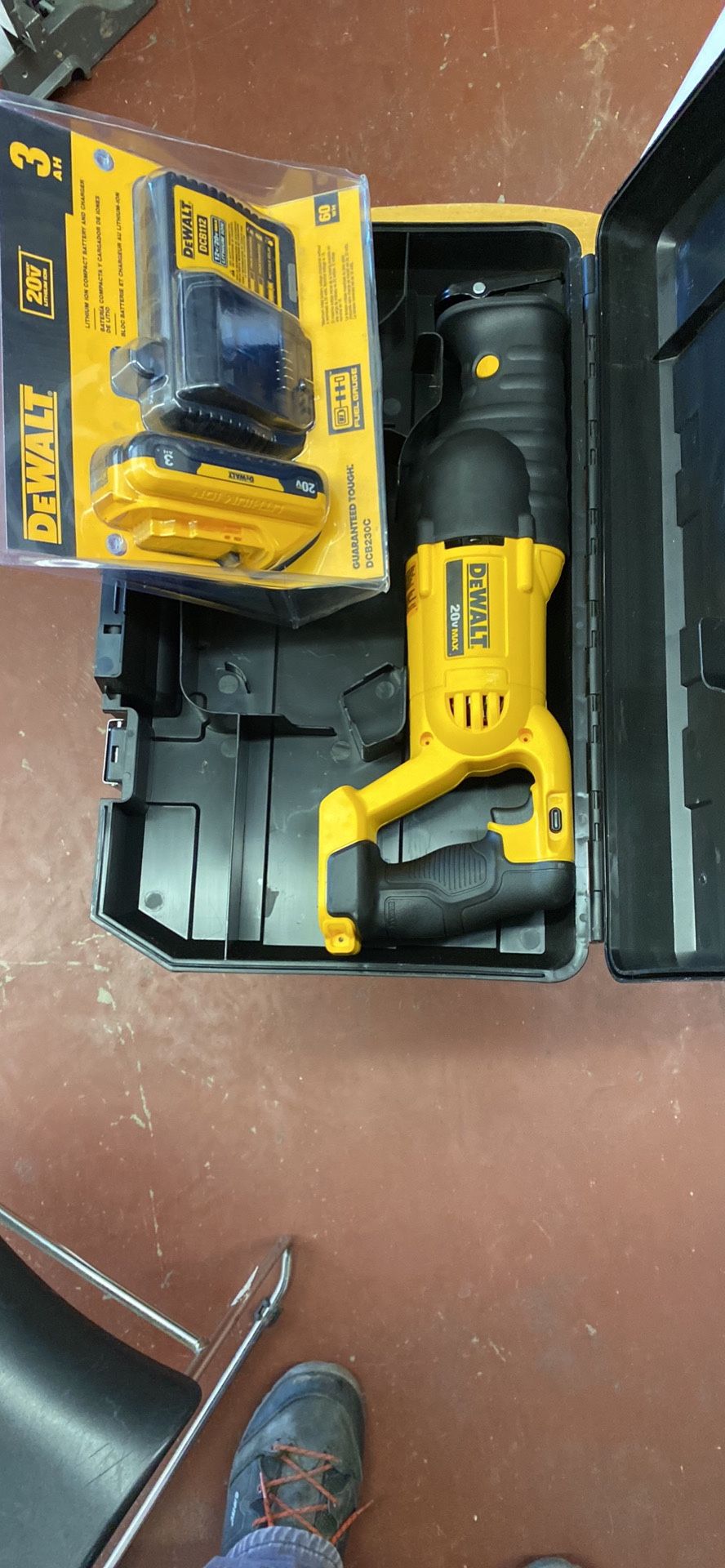 DEWALT 20-Volt MAX Cordless Reciprocating Saw with (1) 20-Volt Battery 3.0Ah & Charger