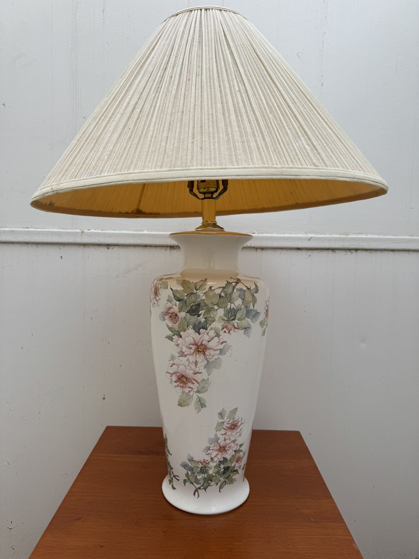 Beautiful And Elegant Flowered Lamp