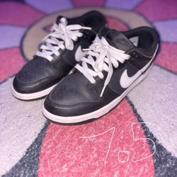 Nike dunk low size 7.5