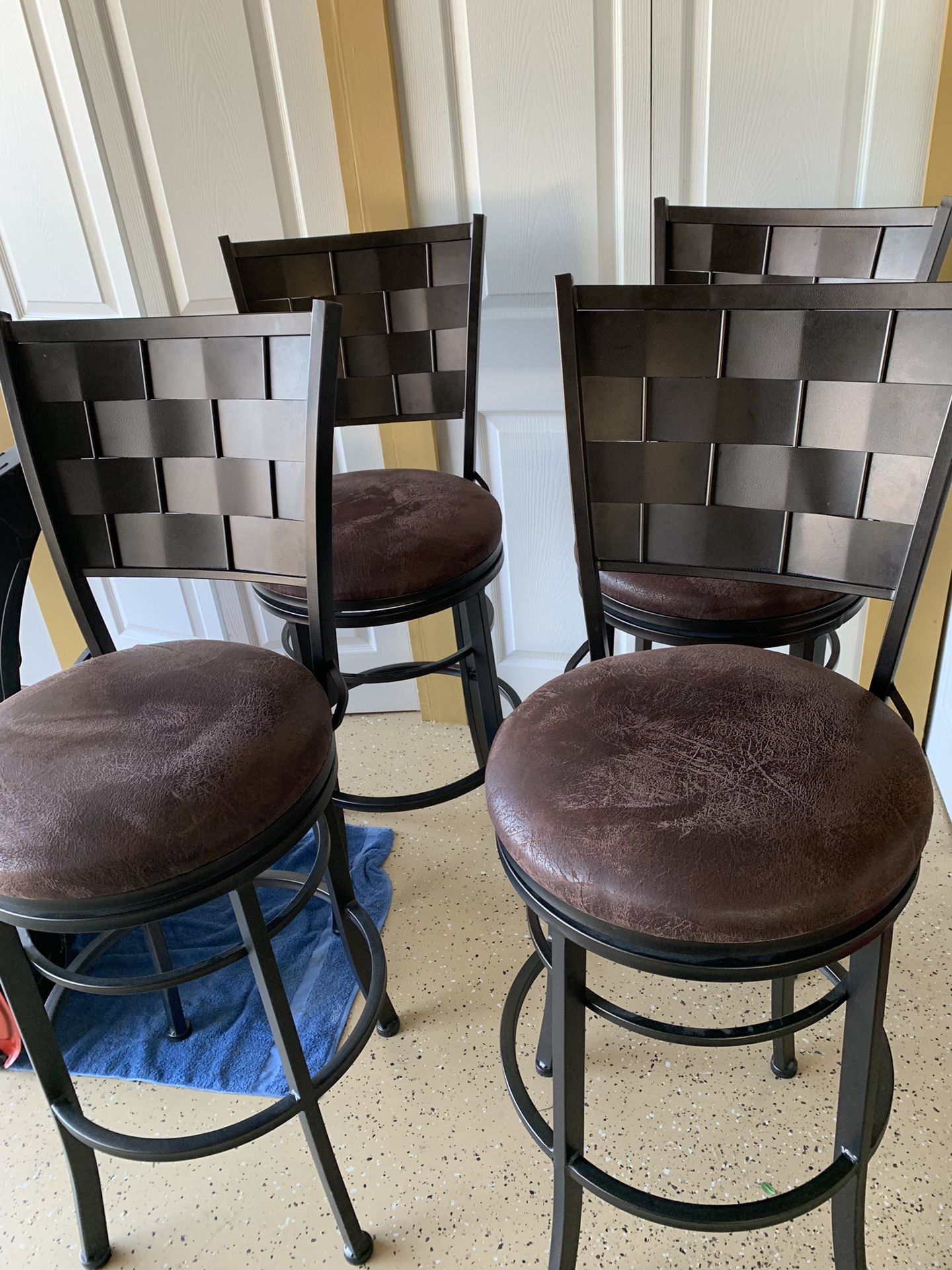 4 bar chairs/stools