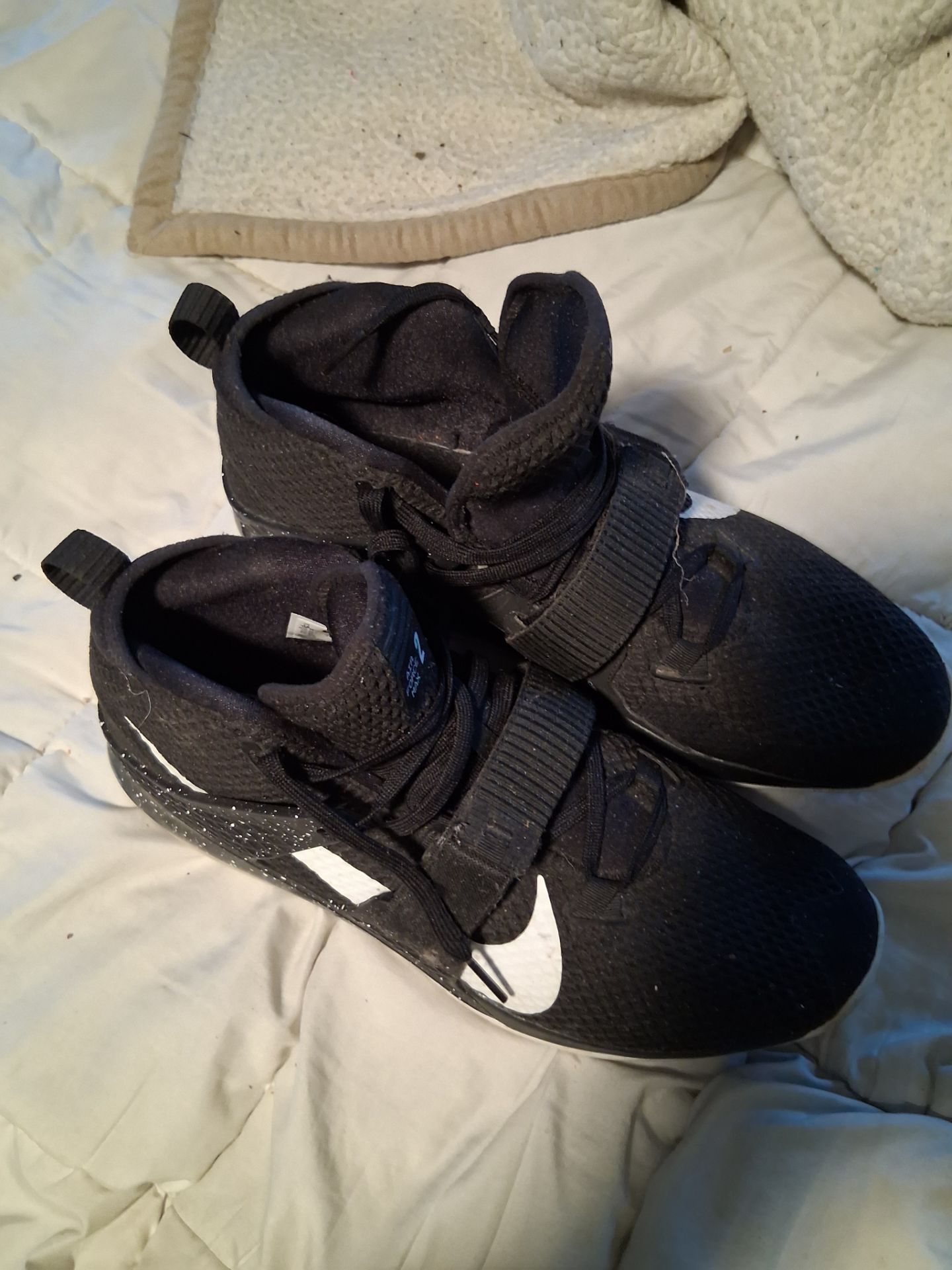 Athletic basketball shoes