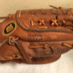 VTG Wilson 11” George Brett endorsed baseball glove RHT Snap Action , Nylon Stitched, model# A2244. Note* (Does have (2) faded names on interior and e