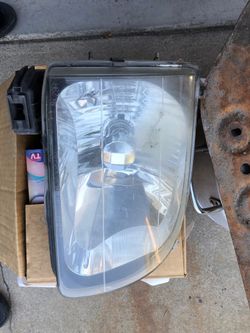 Toyota Tundra 2010 Headlight