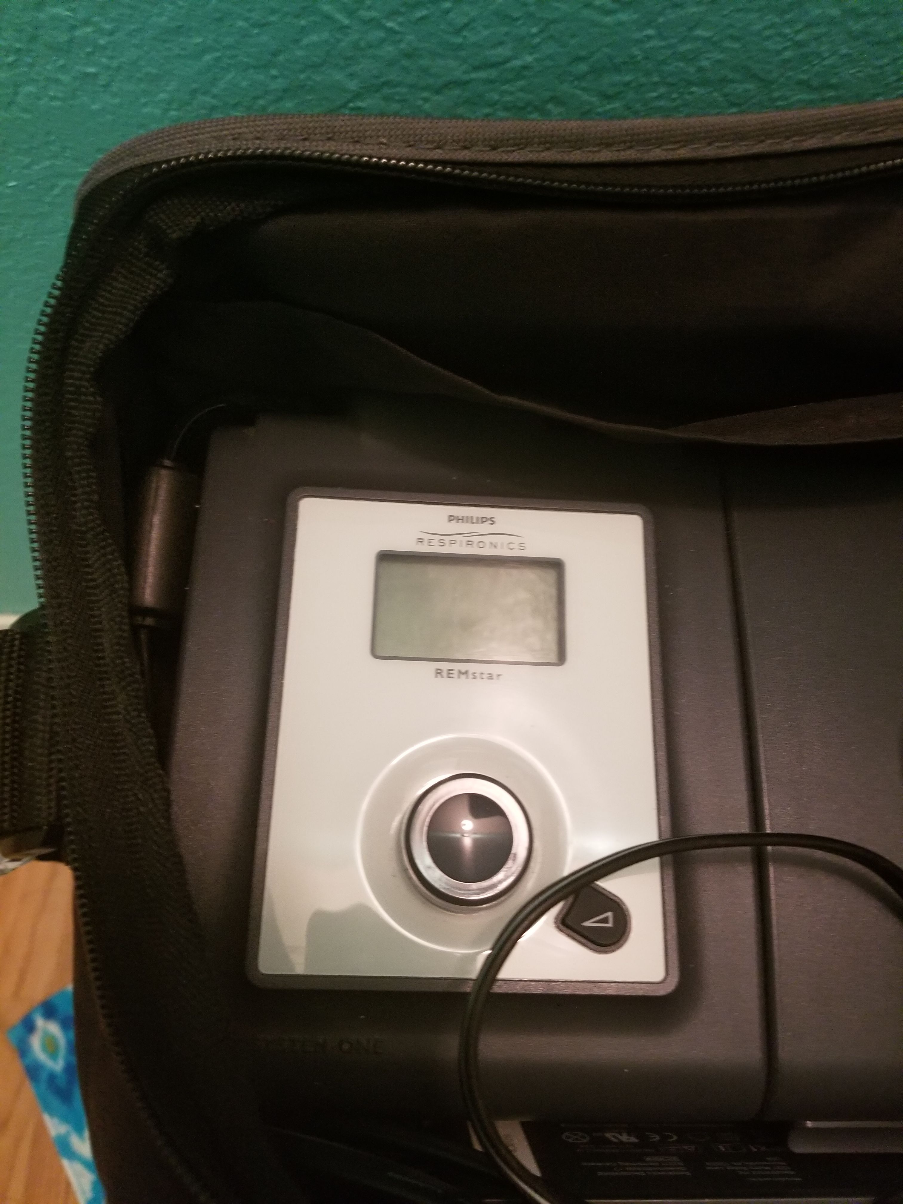 Phillips Resperonics Cpap oxygen breathing machine.. Comes complete with mask and carry case.. Works great.. Like new!