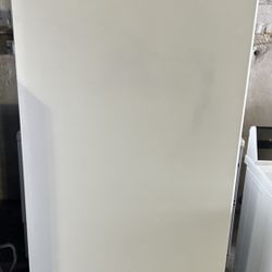 UPRIGHT FREEZER 