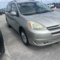 2005 TOYOTA SIENNA XLE