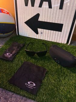 NEW Oakley Holbrook black polarized lens