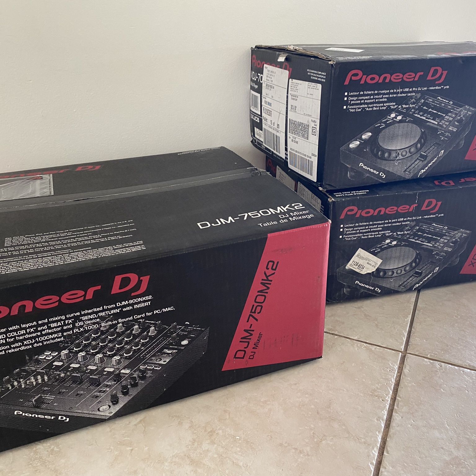 Pioneer XDJ 700 Pair w/ Pioneer DJM-750MK2 Mixer + Case