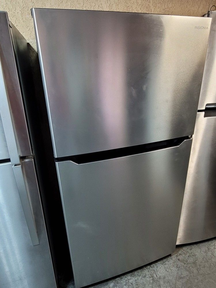 Like New 2020 Insignia 21cu Ft Stainless Steel Apartment Size Top Freezer Refrigerator