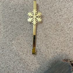 Door Wreath Hanger In Gold tone w/Snowflake