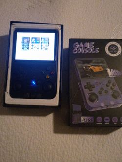 Game console w/ 3,000 games