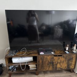 Insignia TV 58” + Stand