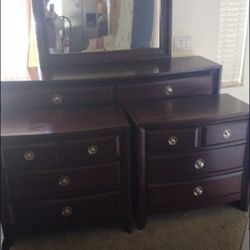 Dresser Whit Mirror And Nightstands 