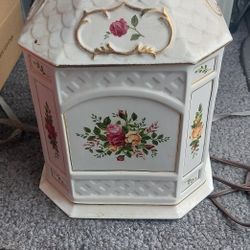 1
Royal Albert Old Country Roses Gazebo Cookie Jar Signed and Numbered New